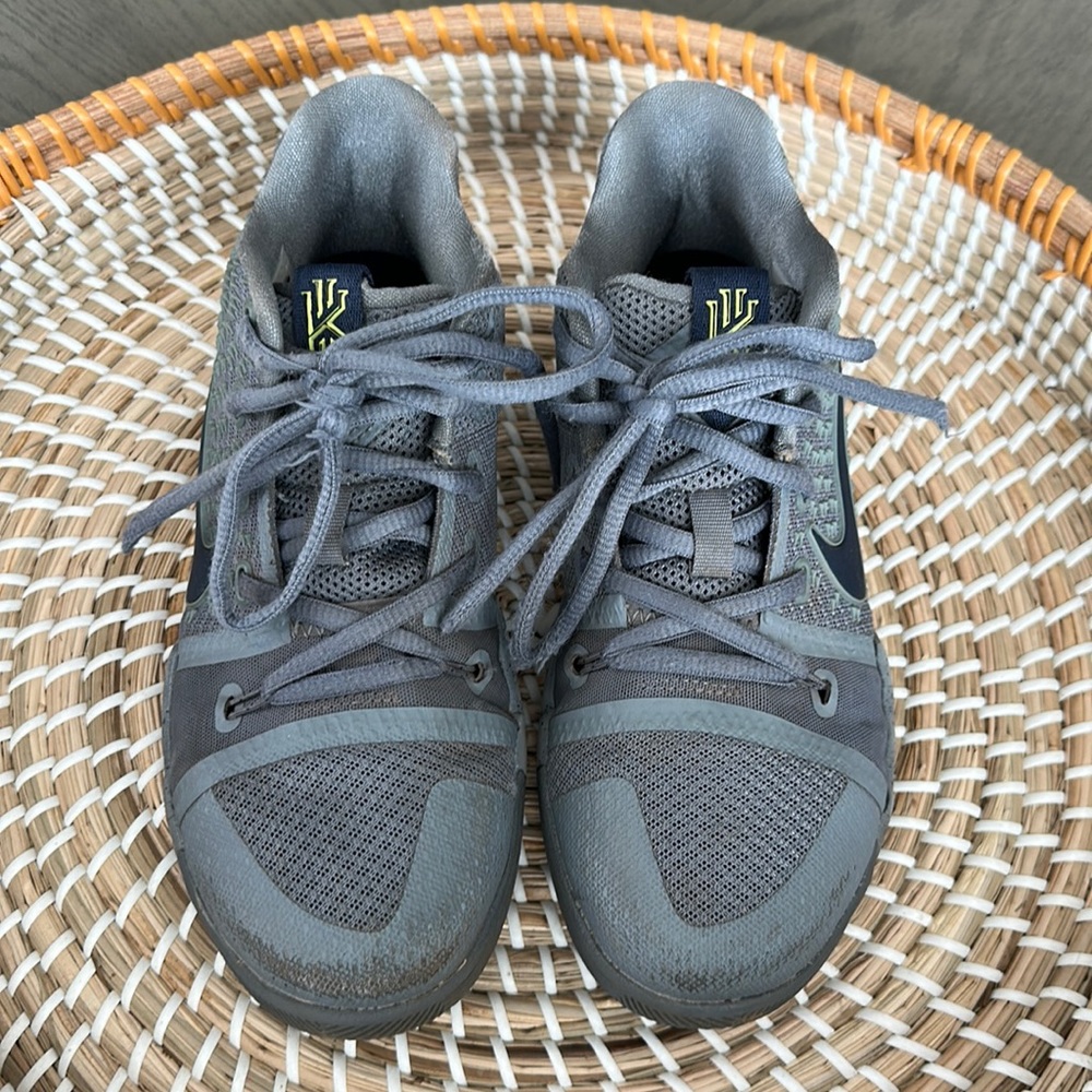 Nike Kyrie 3 boy size 2.5 gray